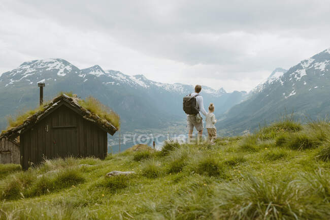 Randonnée pédestre père et fille en montagne — Photo de stock