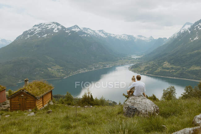 Vater und Tochter wandern am Berg — Stockfoto