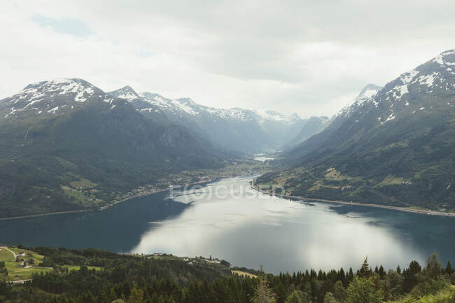 Nuages au-dessus de la montagne et du fjord — Photo de stock