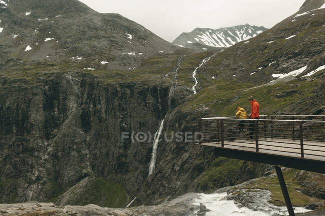 Père et fille debout à l'affût de la montagne — Photo de stock