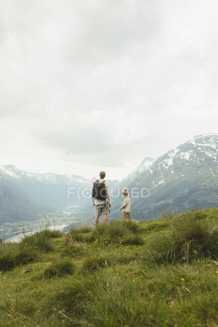 Randonnée pédestre père et fille en montagne — Photo de stock