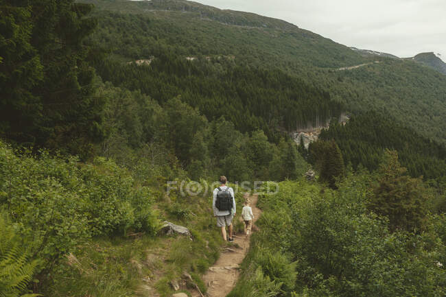 Father and daughter hiking on trail — Stock Photo