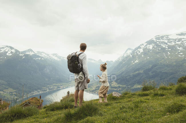 Батько і дочка похід на гору — стокове фото