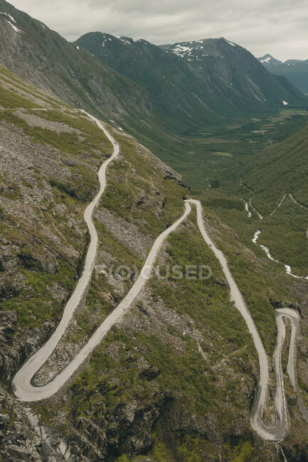 Сільська дорога з долиною і горами — стокове фото