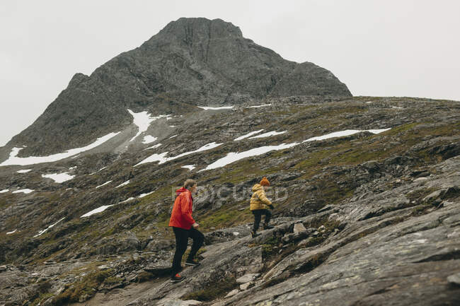 Pai e filha caminhadas na montanha — Fotografia de Stock