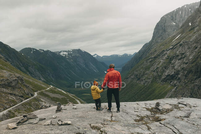 Отец и дочь путешествуют по горам — стоковое фото