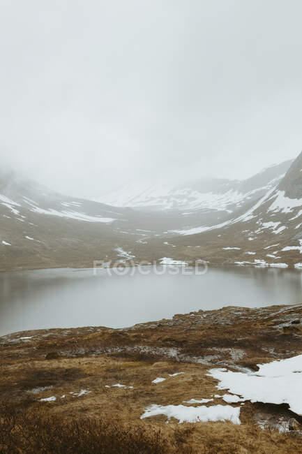 Lac Alnetvatnet et montagne sous la neige — Photo de stock
