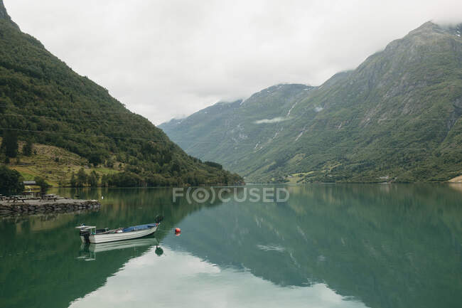 Lago Oldevatnet y montañas bajo las nubes, Noruega - foto de stock