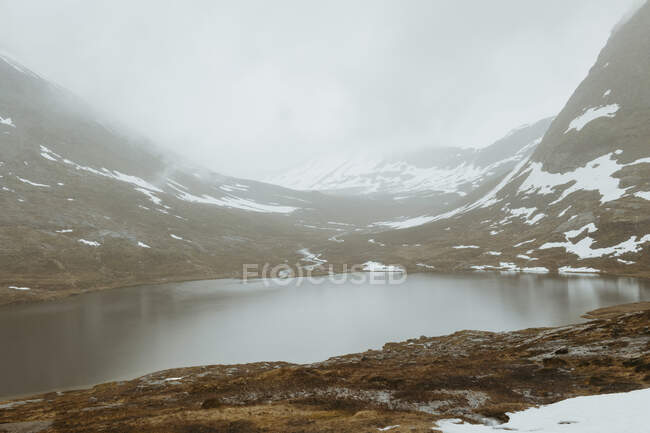 Озеро Алнетватнет и гора под снегом — стоковое фото