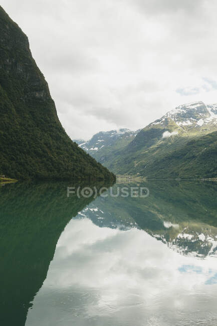 Lago Oldevatnet y montañas bajo las nubes, Noruega - foto de stock