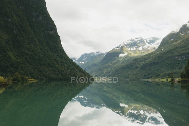 Lago Oldevatnet e montanhas sob nuvens, Noruega — Fotografia de Stock