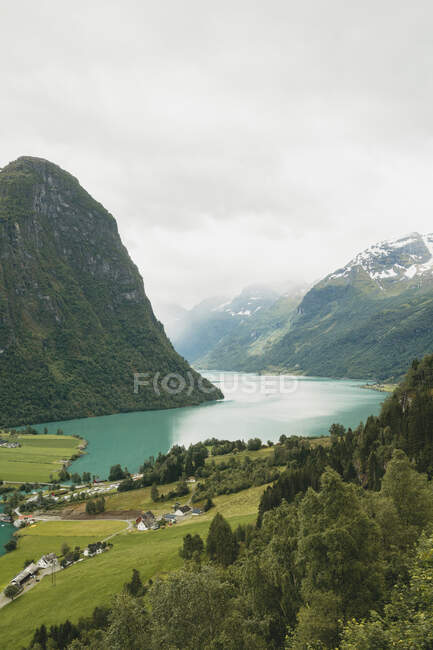 Nuages au-dessus de la montagne et du lac — Photo de stock
