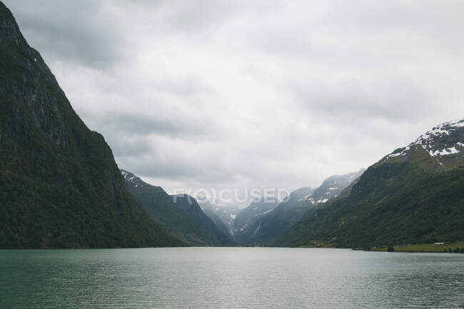 Lago Oldevatnet e montanhas sob nuvens, Noruega — Fotografia de Stock