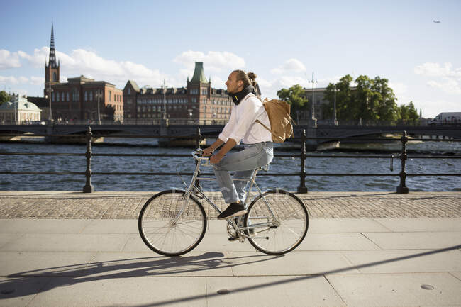 Чоловік їде на велосипеді біля гавані — стокове фото