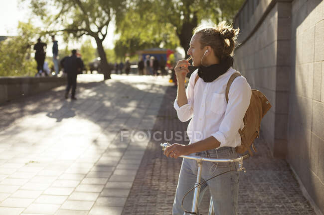 Uomo con bicicletta che parla al telefono — Foto stock