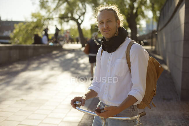 Чоловік слухає музику на велосипеді — стокове фото