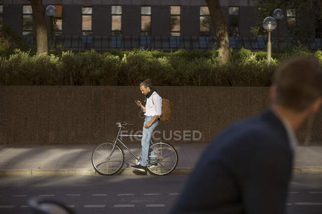Homem ouvindo música na bicicleta — Fotografia de Stock