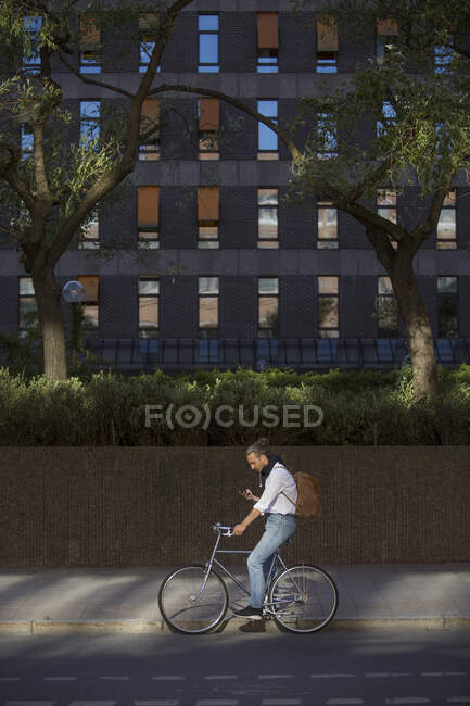 Hombre escuchando música en bicicleta - foto de stock