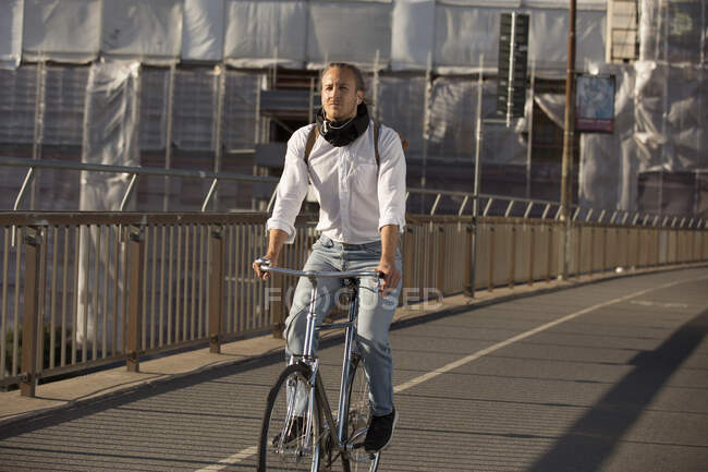 Homme à vélo sur le pont — Photo de stock