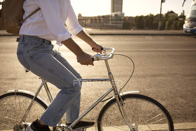 Чоловік їздить на велосипеді на вулиці — стокове фото