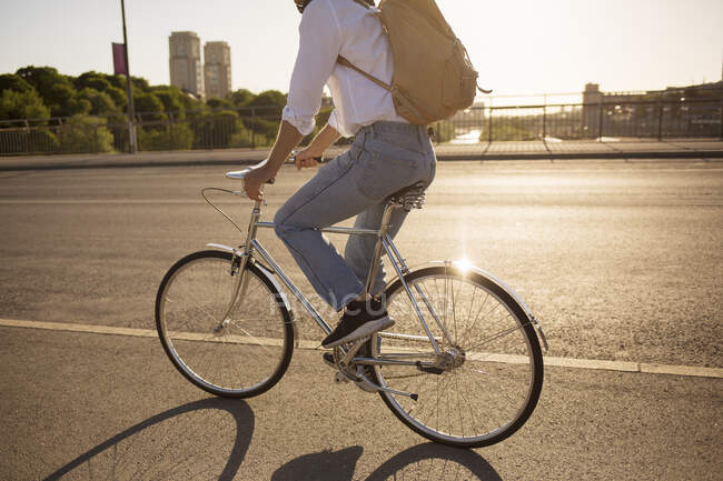 Чоловік їде на велосипеді на міській вулиці — стокове фото