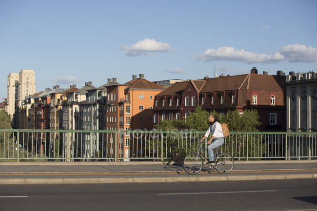 Человек на велосипеде по мосту — стоковое фото