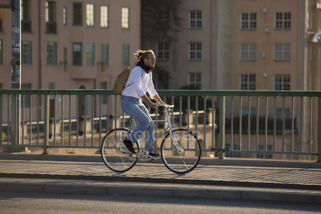 Mann fährt mit Fahrrad auf Brücke — Stockfoto