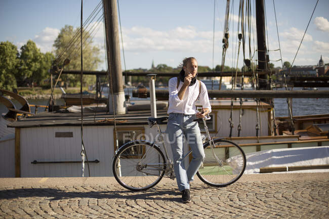 Mann telefoniert mit Smartphone am Hafen — Stockfoto