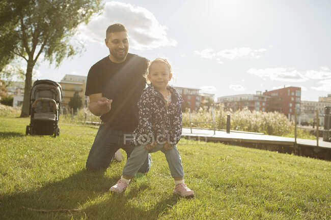 Мужчина играет со своей дочерью в парке — стоковое фото