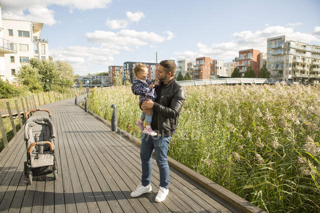 Uomo che porta sua figlia nel parco — Foto stock