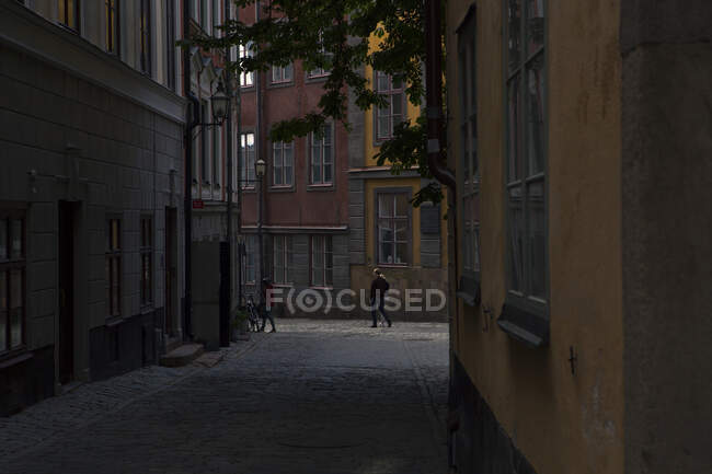 Sombra na rua da Cidade Velha Estocolmo, Suécia — Fotografia de Stock