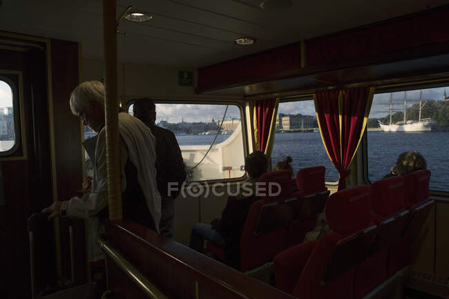 Personas en ferry en Estocolmo, Suecia - foto de stock