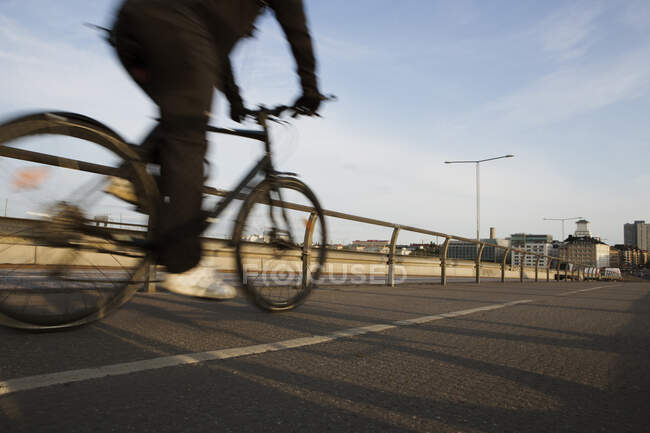 Larga exposición del hombre montar en bicicleta - foto de stock