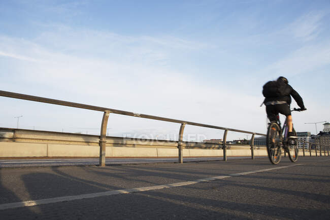 Donna in bicicletta su strada — Foto stock