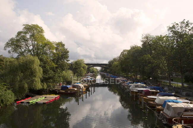 Bateaux sur le canal à Stockholm, Suède — Photo de stock