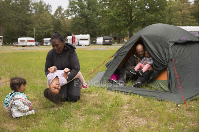Família com tenda enquanto acampava — Fotografia de Stock