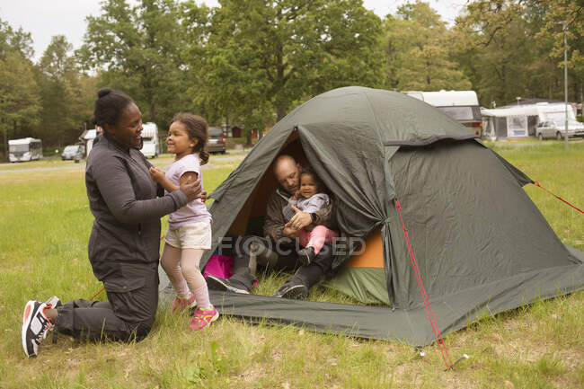 Семья с палаткой во время похода — стоковое фото