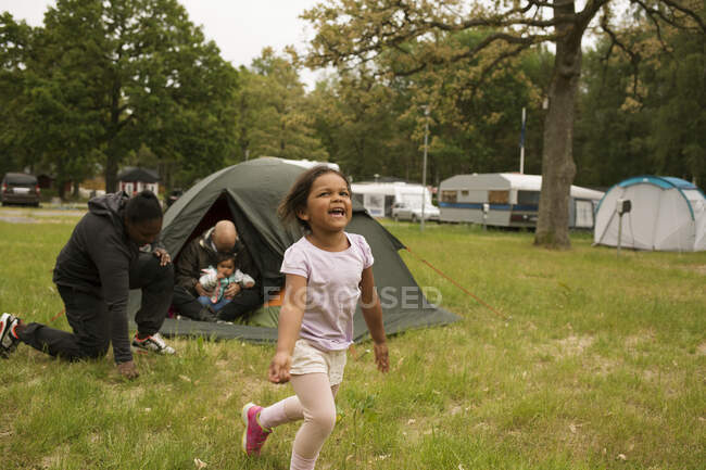 Девушка играет в палатке во время похода — стоковое фото