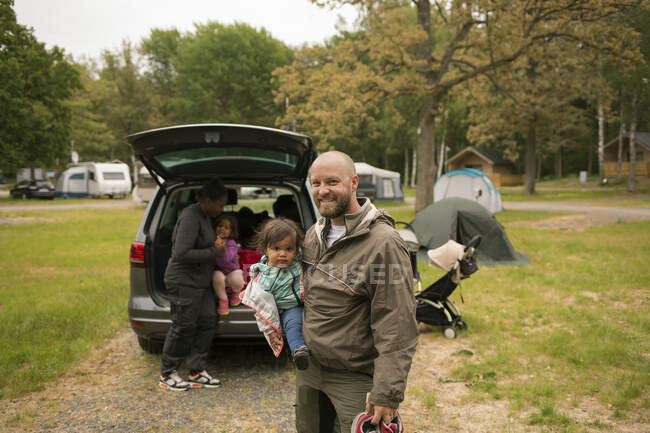 Uomo con sua figlia durante il campeggio — Foto stock