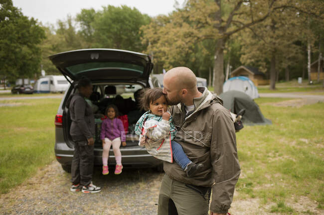 Man with his daughter while camping — Stock Photo