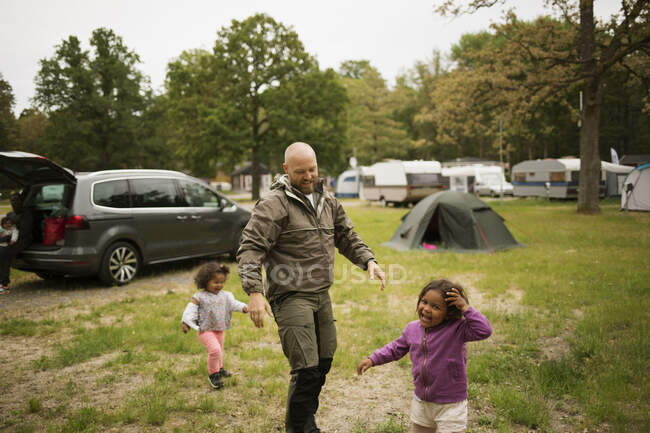 Чоловік з дочками під час кемпінгу — стокове фото