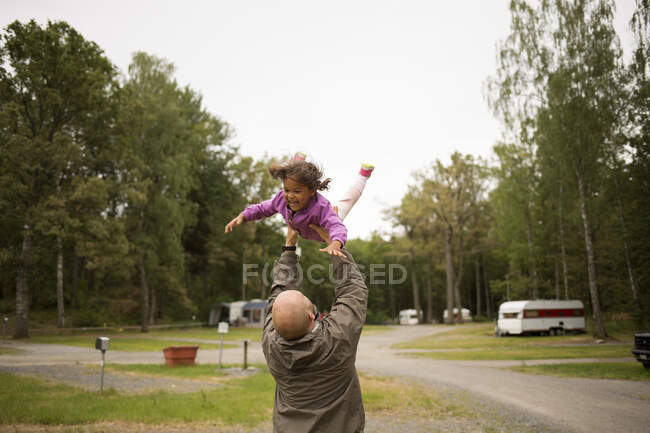 Mann spielt mit seiner Tochter — Stockfoto