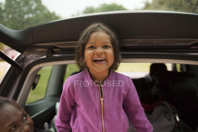 Menina sorridente com jaqueta rosa — Fotografia de Stock