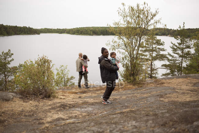 Família por lago enquanto caminha — Fotografia de Stock