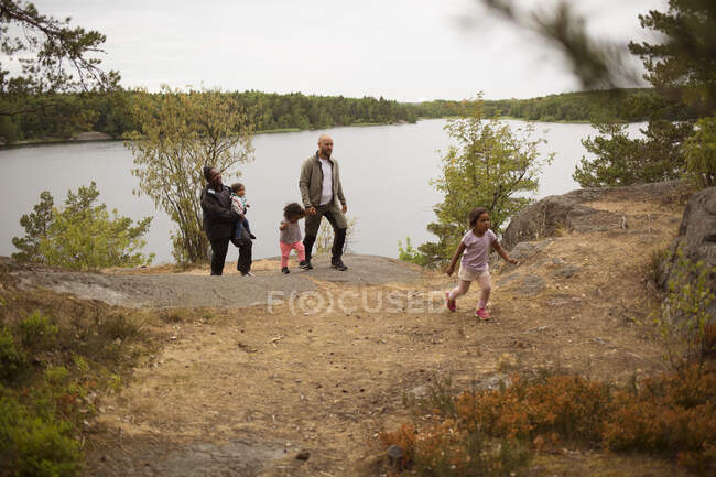 Семья на озере во время похода — стоковое фото
