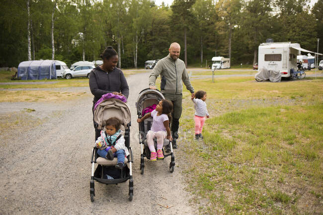 Família caminhando juntos enquanto caminhando — Fotografia de Stock