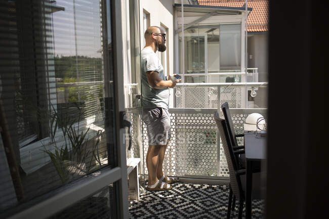 Чоловік слухає музику на балконі — стокове фото
