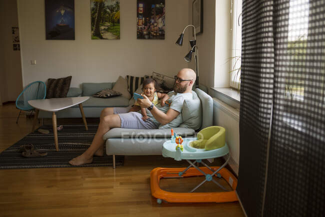 Mann zeigt Tochter sein Smartphone — Stockfoto
