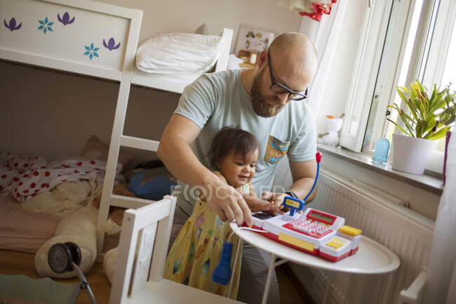 Чоловік грає зі своєю дочкою — стокове фото