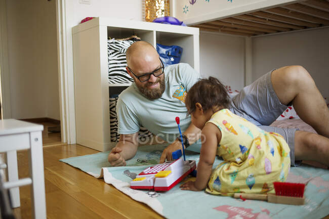 Мужчина играет со своей дочерью — стоковое фото